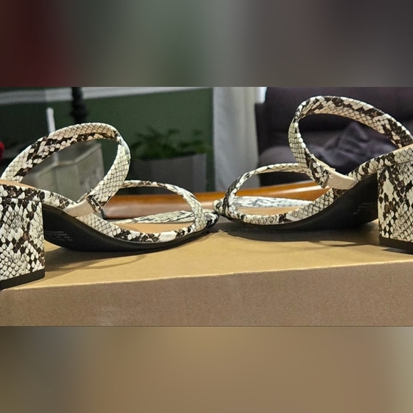 Amazon Essentials Women's Snakeskin Sandals #755 - Picture 4 of 6